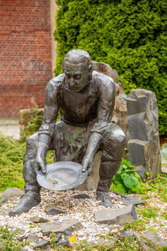 Pomnik mężczyzny płuczącego złoto w Złotoryi