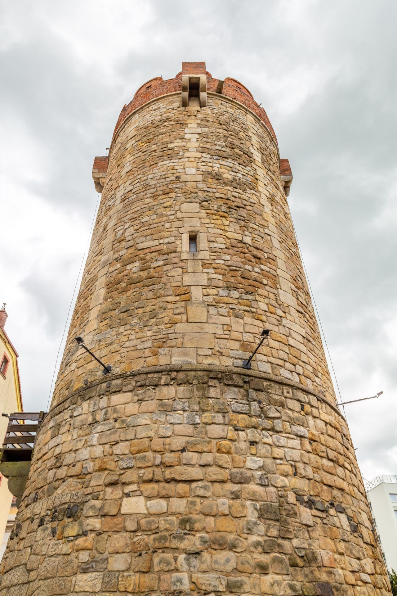 Kamienna baszta o owalnym lub okrągłym planie widoczna od podstawy