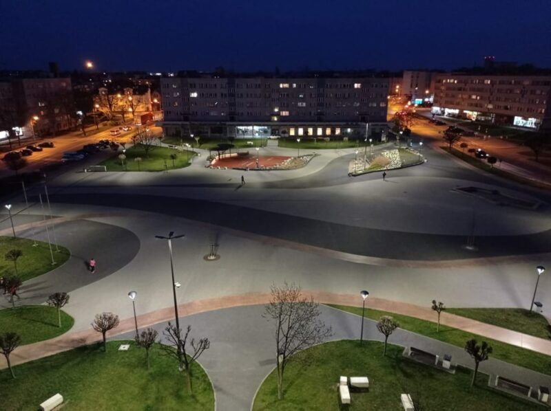 Widok nocą na płytę Rynku w Oleśnicy