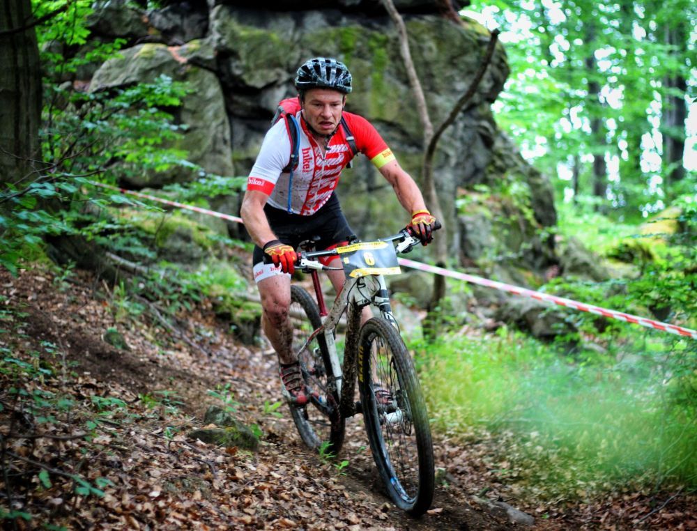 Rowerzysta mknie na rowerze s troju sportowym podczas wyścigów Strefy MTB Sudety