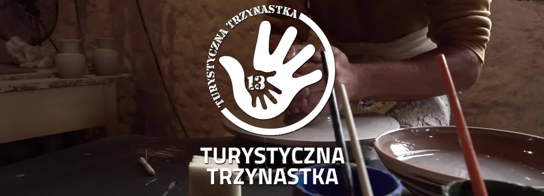 Okrągłe logo w kształcie dłoni i z liczbą nr 13 . w tle mężczyzna w pracowni lepiący garnki
