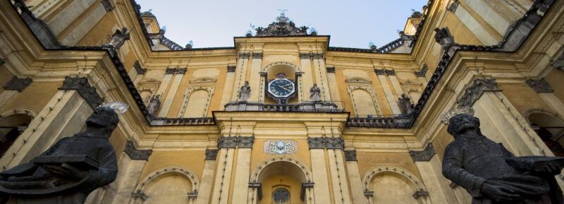 Widok na zabytkowy budynek Bazyliki utrzymanej w duchu baroku