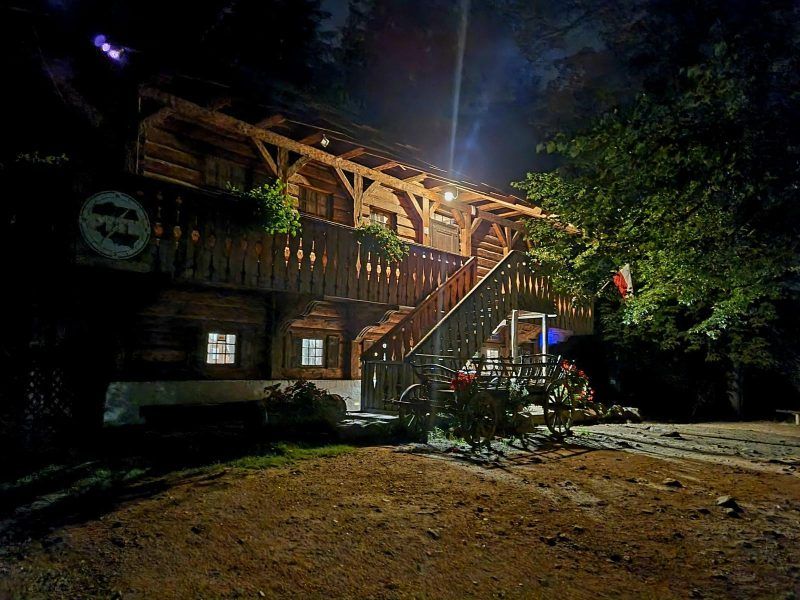 nocne zdjęcie z bliska ukazujące drewniane schronisko