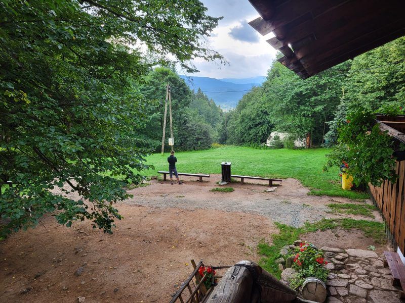 widok z domku drewnianego będącego schroniskiem na panoramę gór