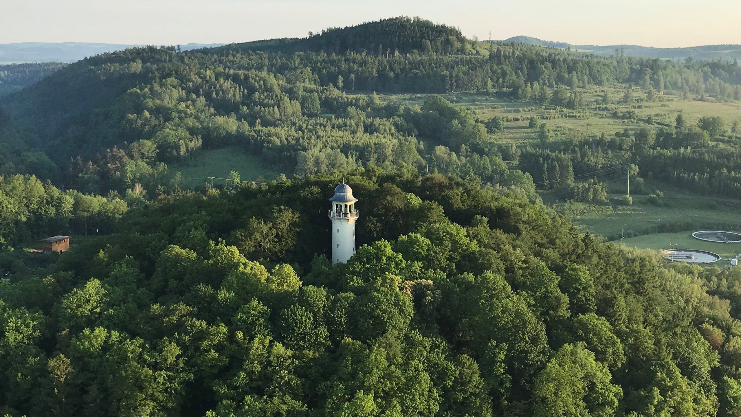 Widok z lotu ptaka na wzgórze Krzywousego w Jeleniej Górze
