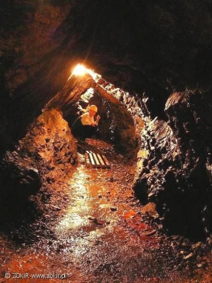 Wnętrza podziemi z ochrową barwą