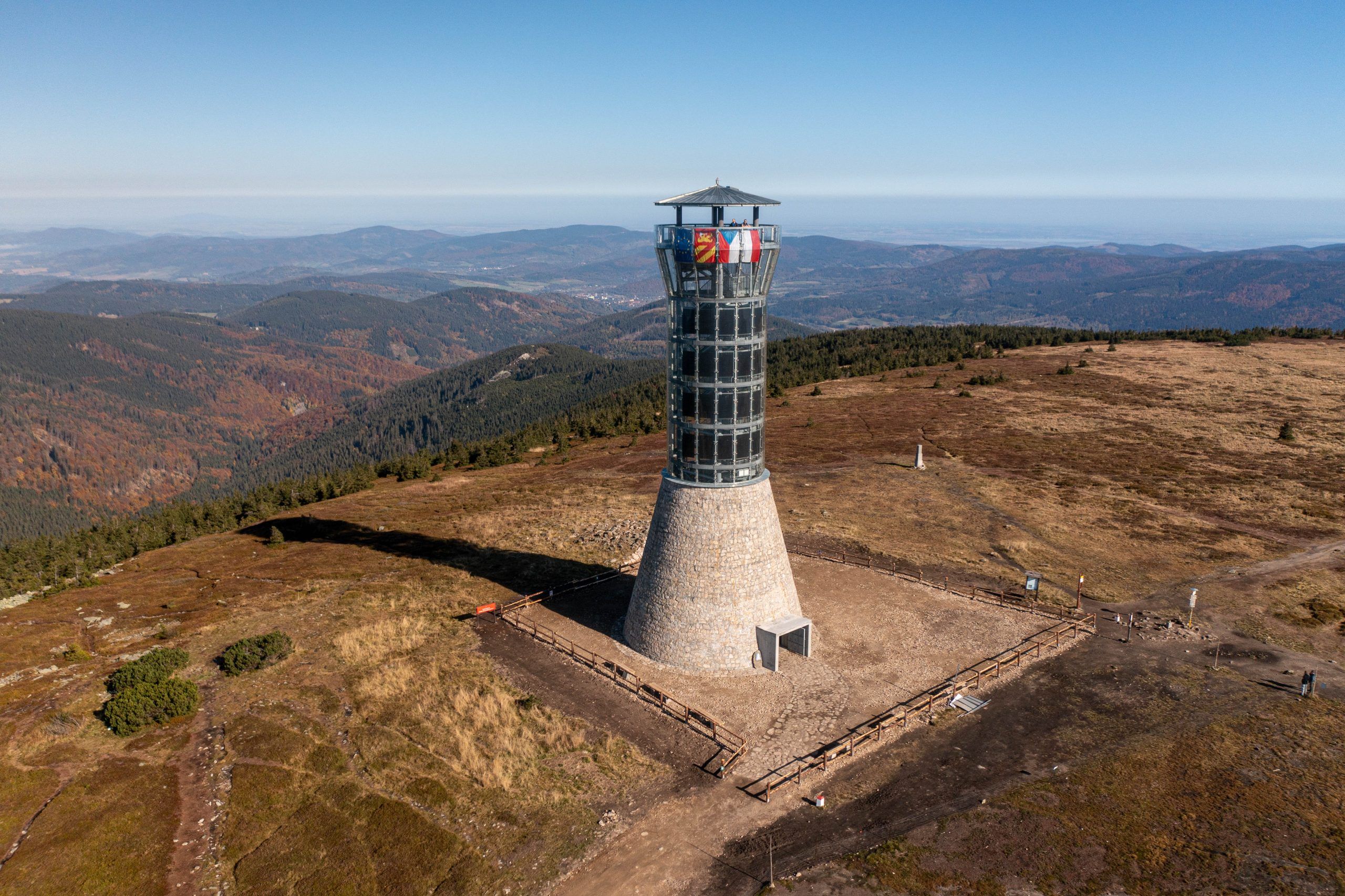 Zdjęcie z drona przedstawiające kamienno-metalową wieżę widokową na szczycie Góry Śnieżnik