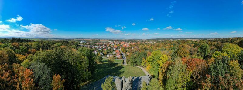 Widok z lotu ptaka na miasto, otoczone 