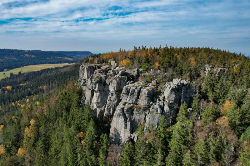Formacje skalne widziane z góry w otoczeniu przyrody