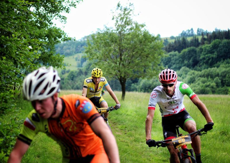 Trzech rowerzystów podczas wyścigu Strefy MTB Sudety