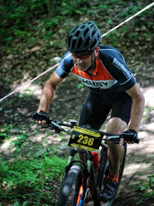 Rowerzysta w stroju sportowym podczas wyścigu Strefy MTB Sudety