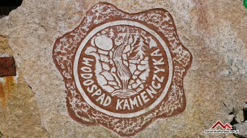 zdjęcie symbolu wodospadu kamieńczyka na głazie