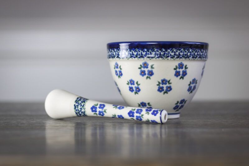 Ozdobne ceramiczne naczynie w biało-niebieskim kolorze.