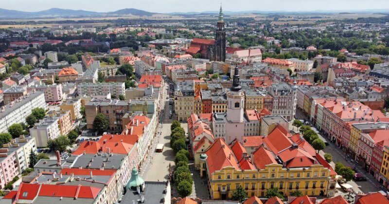 Widok z wieży ratuszowej na panoramę świdnicy oraz rynek w słoneczny bez chmurny dzień