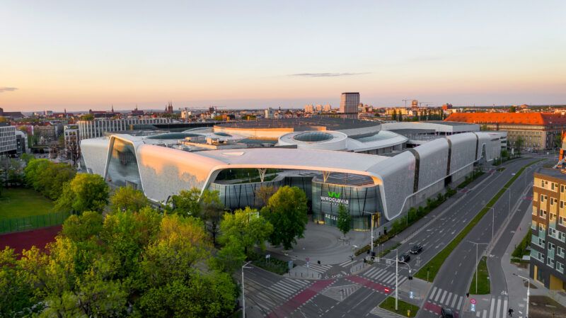 Zdjęcie z lotu ptaka na centrum handlowe w centrum dużego miasta
