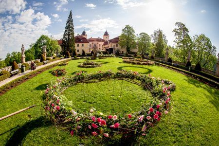 Wiosenny widok na bukiety kwiatów na trawniku przed zamkiem