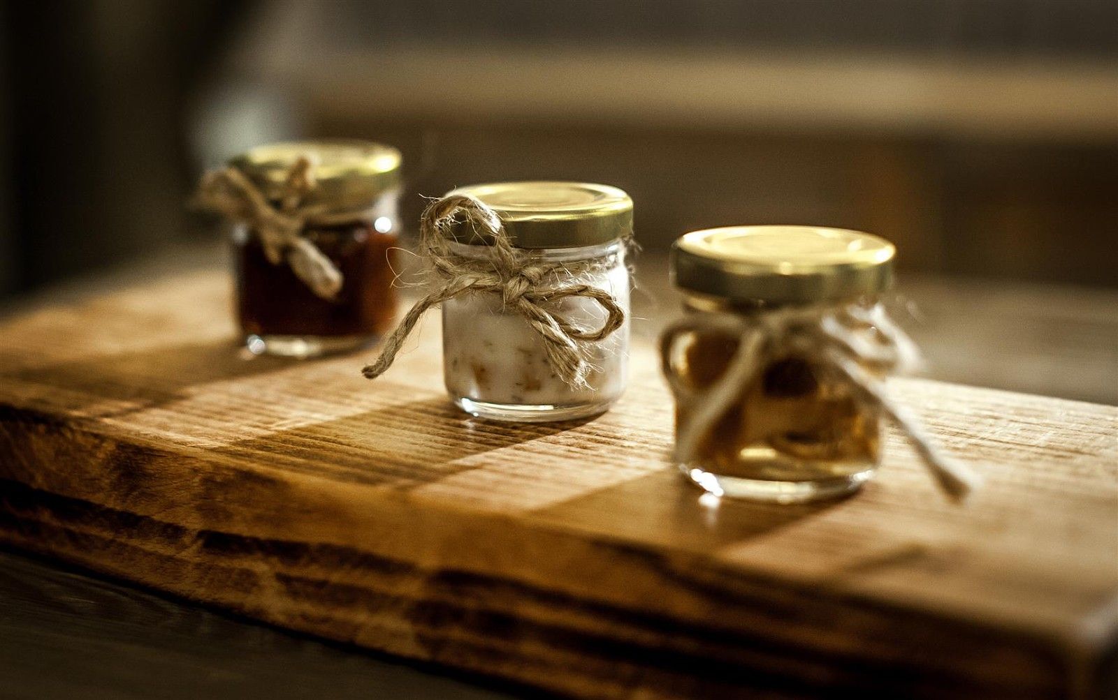 Zdjęcie kilku słoików leżącym na drewnianym blacie