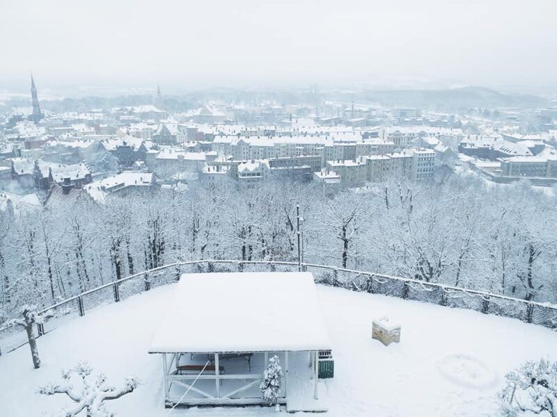 Widok z lotu ptaka na miasto zasypane śniegiem.