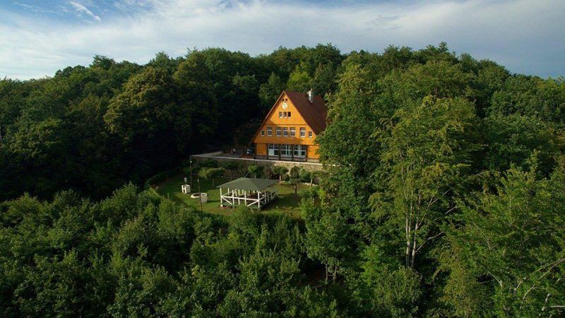 widok z góry na pomarańczowy dom turysty