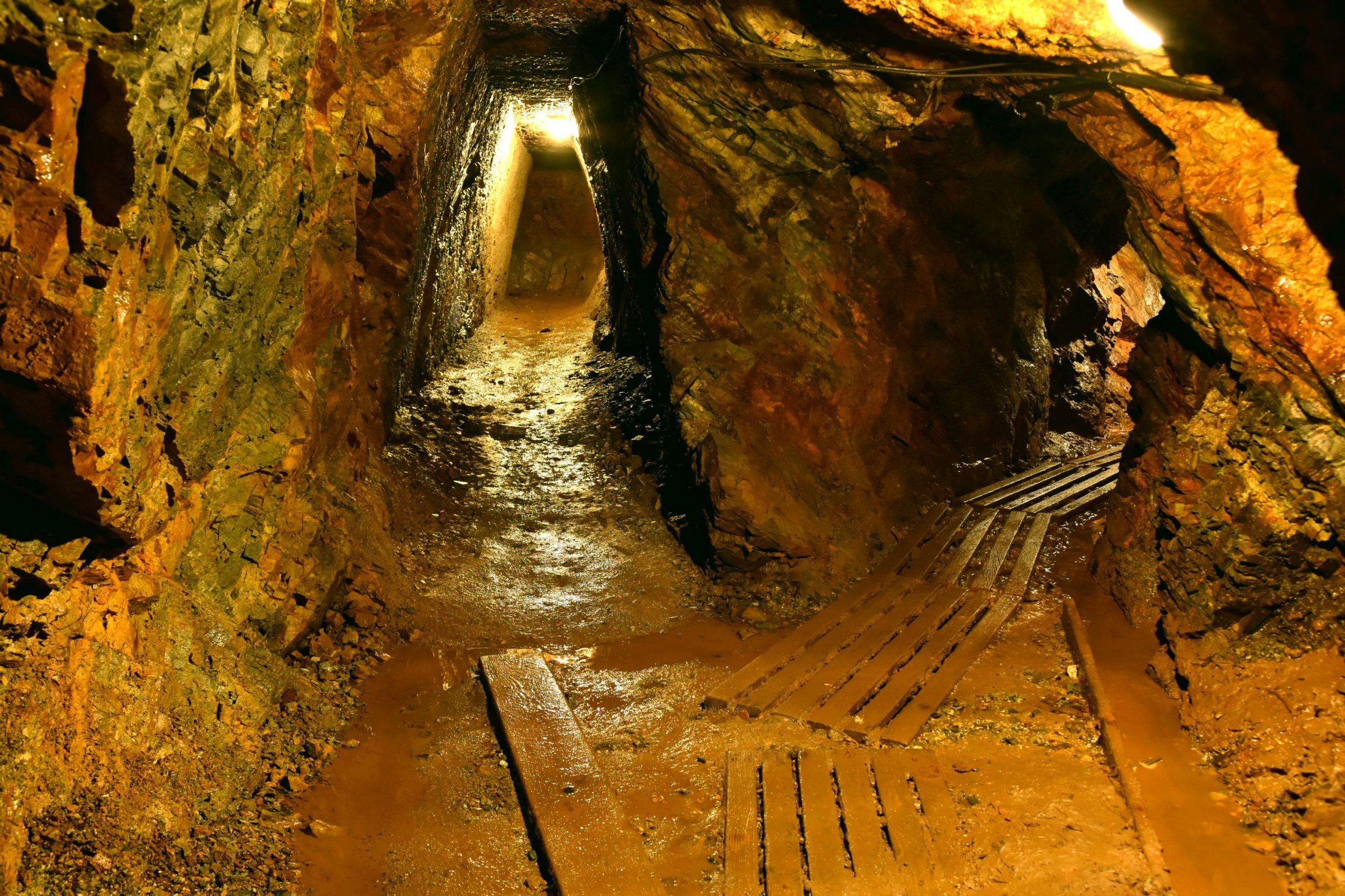 Widok na oświetloną sztucznym światłem podziemna trasę turystyczną