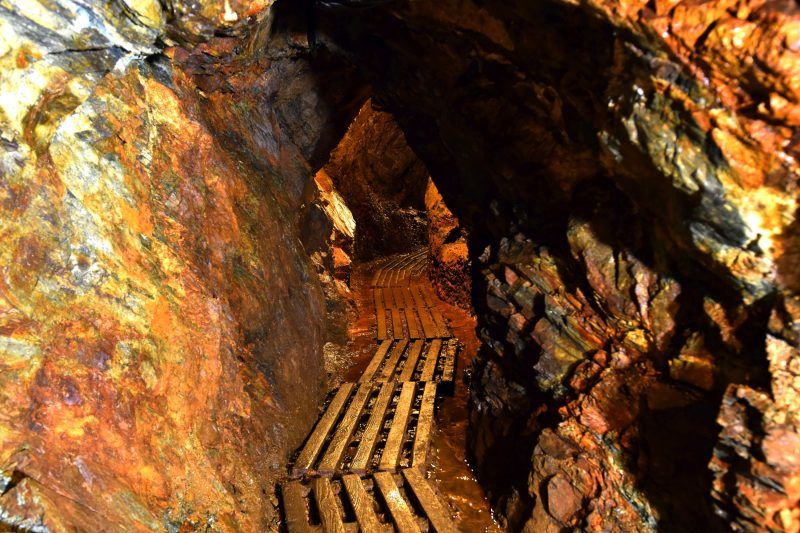 Widok na oświetloną sztucznym światłem podziemna trasę turystyczną