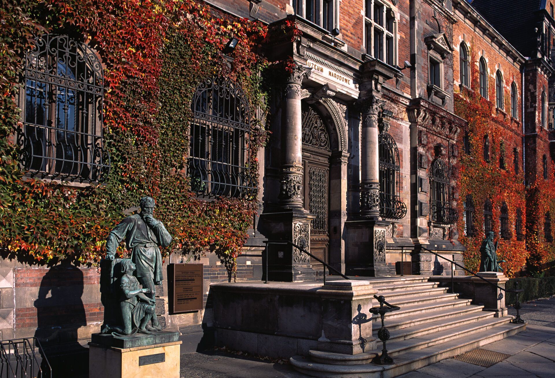 Główne wejście do budynku muzeum narodowego.