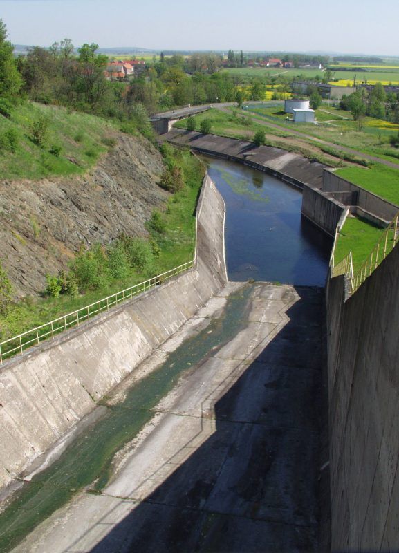 widok z góry na tamę w słoneczny dzień