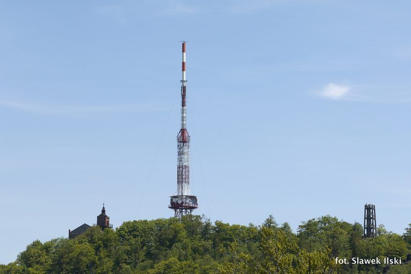 widok na szczyt góry na którym znajduje się wieża telekomunikacyjna