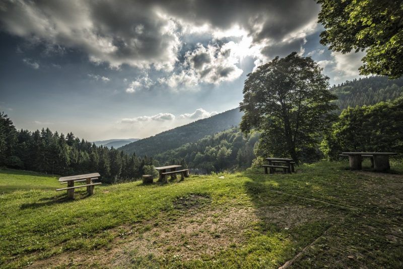 widok od boku wzgórza na panoramę gór