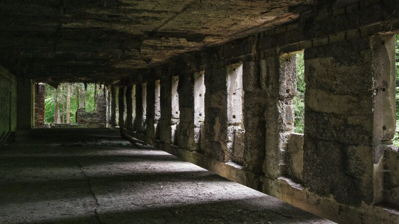 Betonowe pozostałości wojskowego kompleksu w lesie