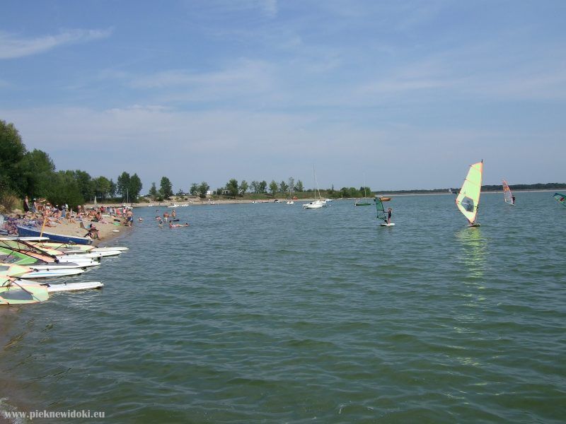 widok na zalew i plaże wykonane w lekko zachmurzony dzień
