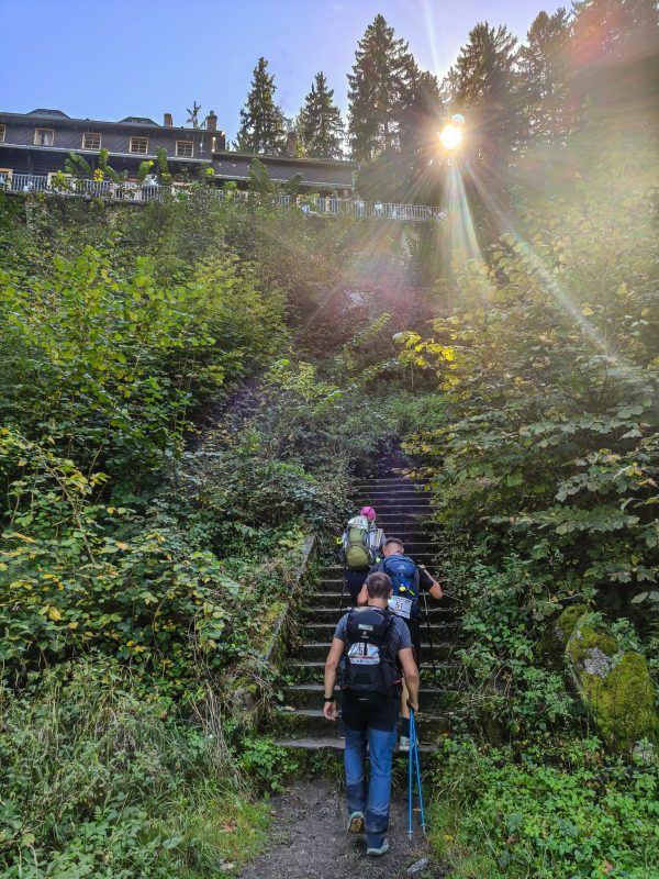 widok na schronisko od dołu, na zdjęciu widać ludzi idących w strone budynku po schodach