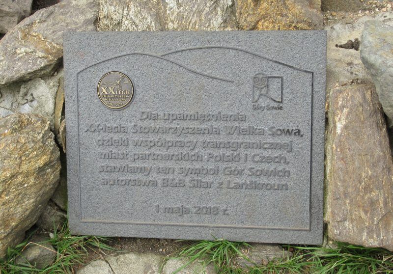 tablica upamiętniająca postawiona między kamieniami