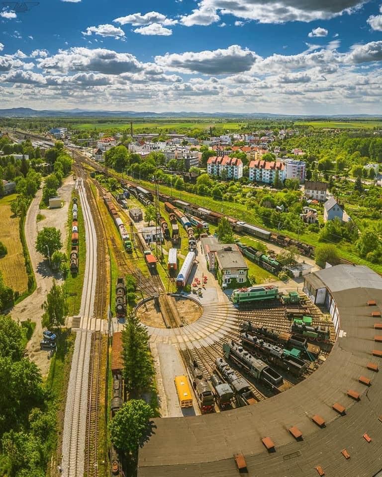Panorama Muzeum parowozów- z obrotnicą kolejową, stojącymi lokomotywami