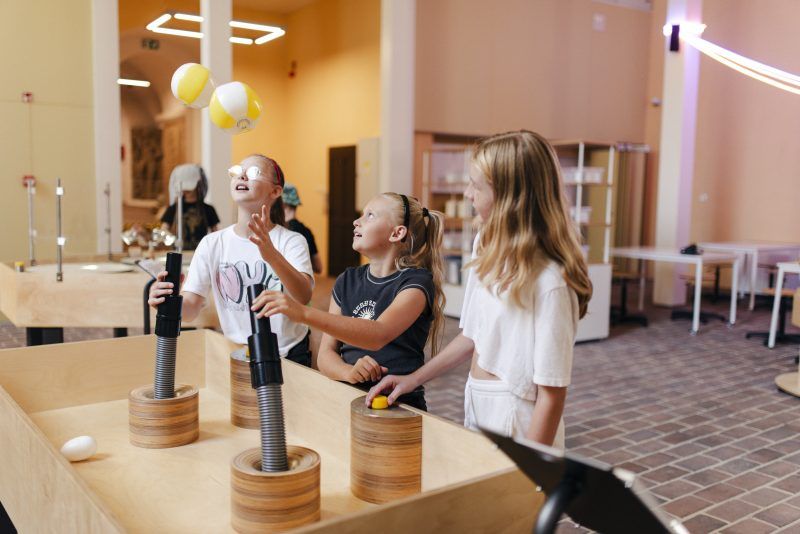 Dzieci bawiące się w centrum edukacyjnym SOWA