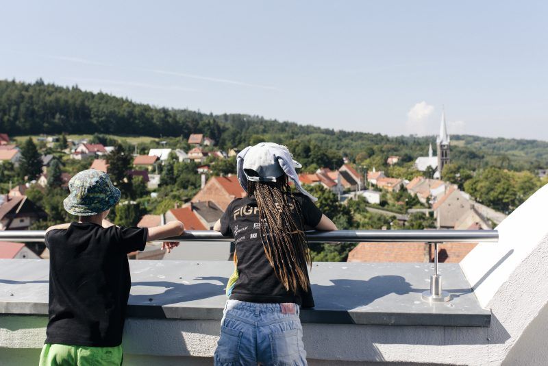 Dziewczynka spoglądająca na panoramę z wiezy widokowej
