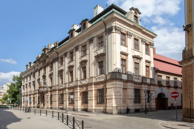Barokowy, biało-żółty dwupiętrowy budynek muzeum.