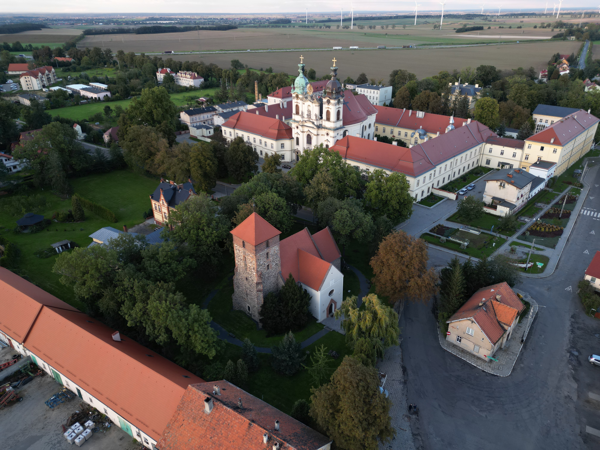 Panorama na budynek dawnego opactwa z dwoma białymi wieżami