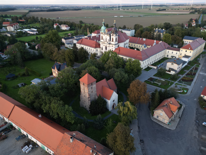 Panorama na budynek dawnego opactwa z dwoma białymi wieżami 