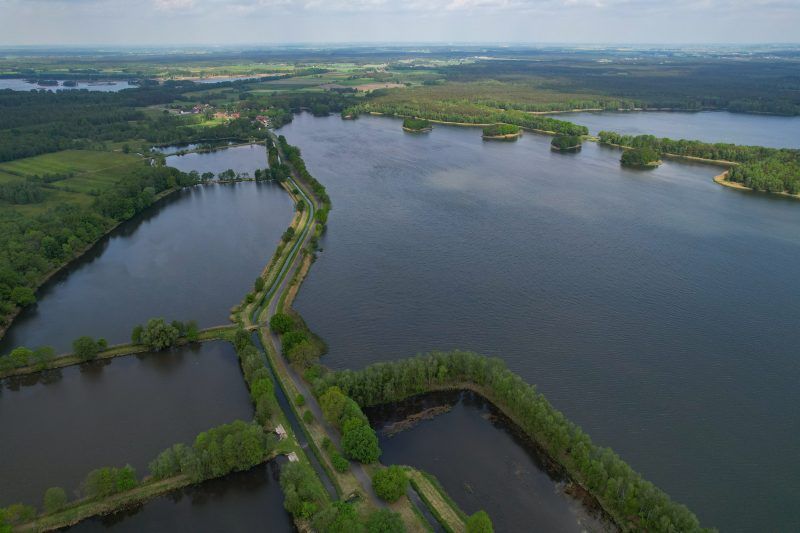 zdjęcie stawów, wykonane z lotu ptaka, dronem
