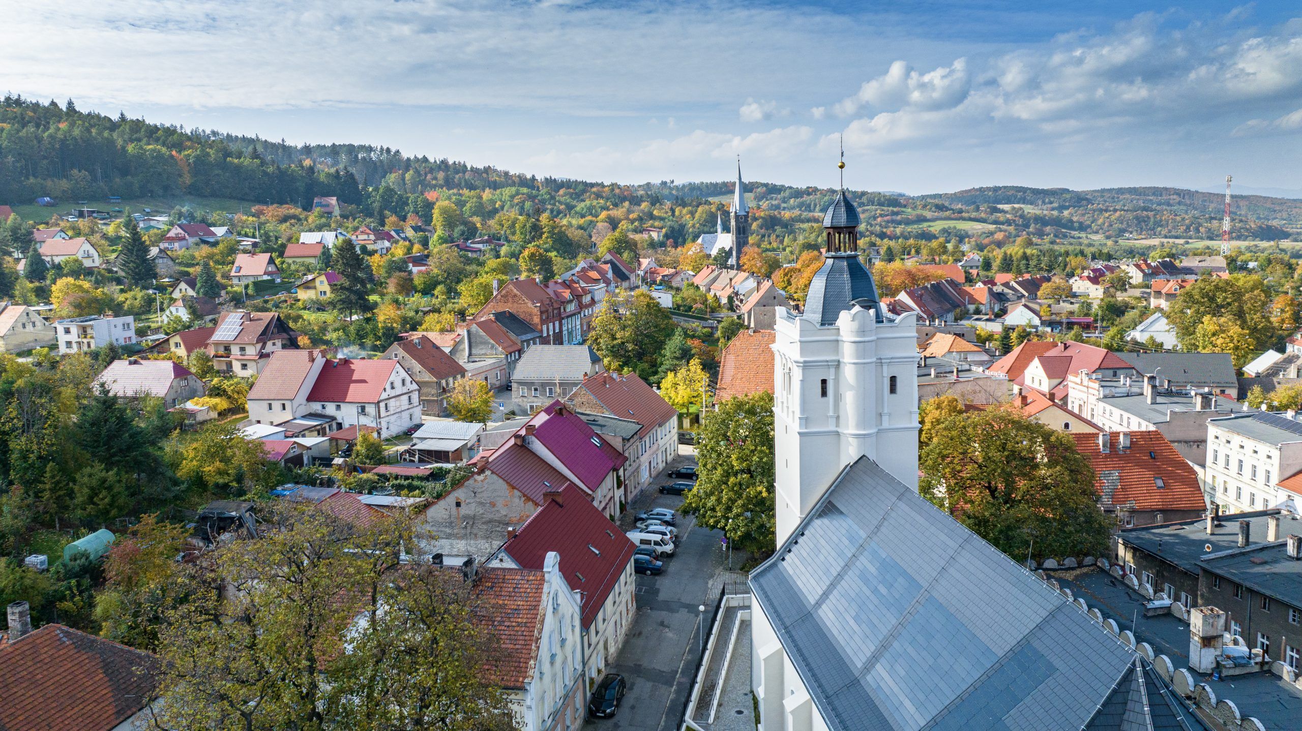 Widok na miasto Złoty Stok z lotu ptaka