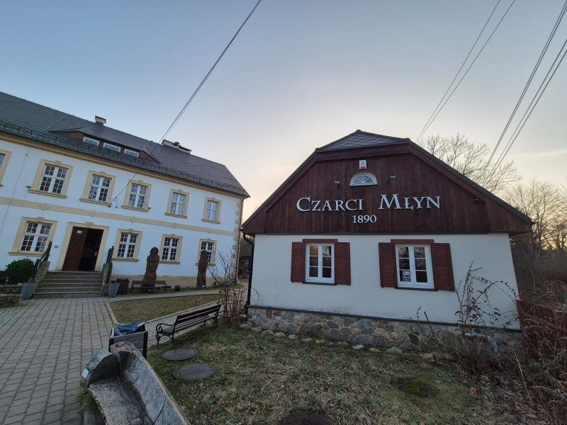 Zdjęcie przedstawia budynek-skansen młynarski Czarci Młyn w Świeradowie-Zdroju
