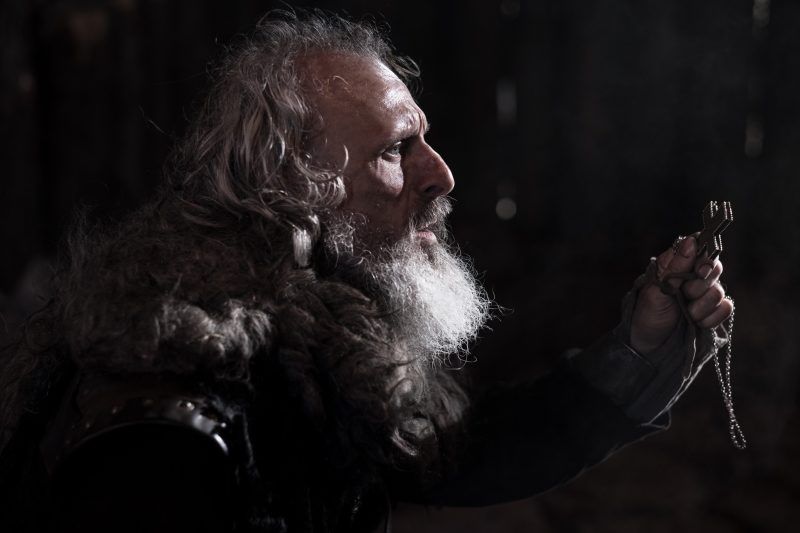 Kadr z filmu przedstawiający mężczyznę z krzyżem