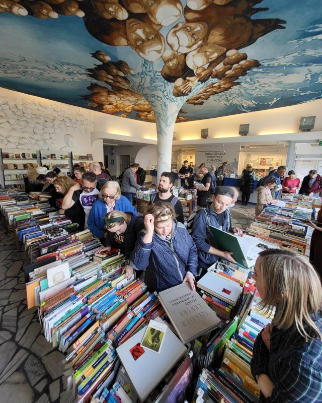 Zdjęcie przedstawia kiermasz książki w pięknych wnętrza wrocławskiej biblioteki