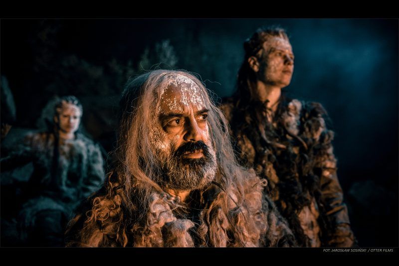 Kadr z filmu przedstawiający mężczyzn z pomalowanymi twarzami