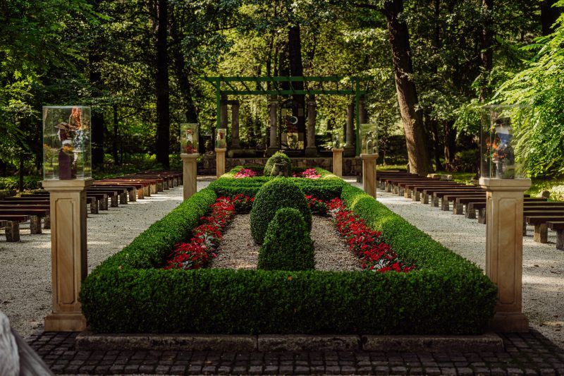 Zdjęcie przedstawia fragment ogrodu przy Pałacu Ciechanowice.
