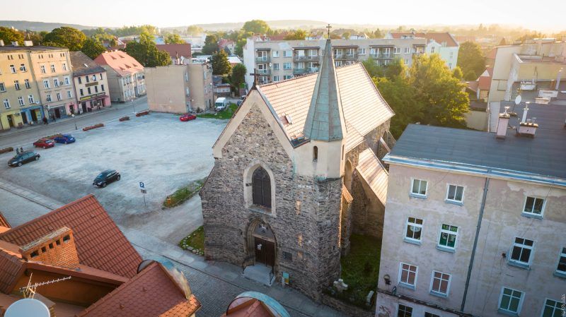 Widok z lotu ptaka na zabytkowy, kamienny kościół św. Barbary w Strzegomiu