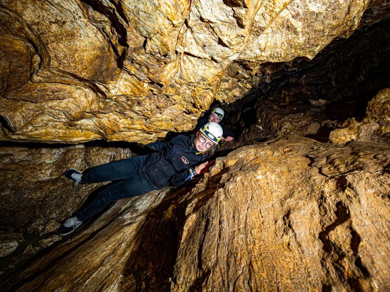 Ciasne przejście w Jaskini Radochowskiej