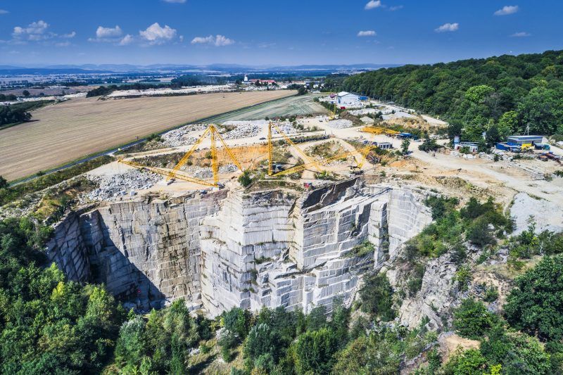 Zdjęcie z drona przedstawiające duży kamieniołom