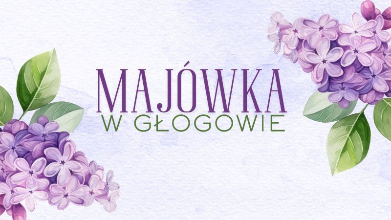 Plakat majówki w głogowie. Napis na jasnym tle z filoletowymi kwiatami